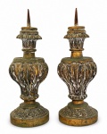Par de decorativas pinhas em madeira entalhada e resquicios de douração. Med. 32 cm alt