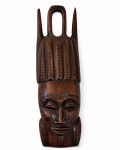 Escultura africana em madeira entalhada. Med. 40 cm alt