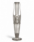 Solifleur art deco em metal espessurado a prata, apresenta amassados no estado. Med. 21 cm alt