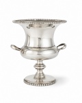 Pequeno vaso em forma de urna , em prata sterling 925 . Peso 166 gr Med. 10 cm alt