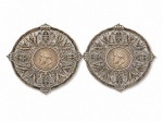 Par de pequenas salvas com brasão imperial e moeda de prata de 2000 reis de 1889 , com rosto de D. Pedro II e verso Brasão do Império. Peso. 167 gr .Med. 11 cm diam