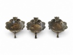 Conjunto de três cinzeiros de mão em prata com moeda de 100 reis. Peso. 88 gr Med. 6 cm diam