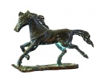Pequena escultura em bronze , representando cavalo em corrida. Med. 12 x 8 cm