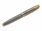 Parker 75 : Caneta tinteiro marcada Parker Silver Sterling , France, pena em ouro 14 k, estojo original. Med. 13 cm