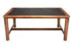 Mesa para escritório , executada em pinho de riga com tampo laminado, quatro pernas torneadas amarradas por travessões. Med. 180 x 100 x 70 cm alt
