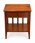 Mesa lateral de apoio em pinho de riga , com uma gaveta e prateleira inferior. Med. 48 x 36 x 54 cm alt