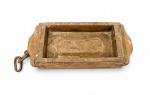 Antiga forma para tijolo em madeira e ferro fundido com as iniciais L2S. Med. 34 x 14 x 7 cm