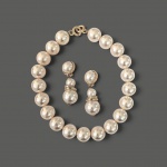 Bijoux : Colar vintage em pérolas com par de brincos  e fecho em metal dourado. Med. 40 cm (colar) e 6 cm (brincos)
