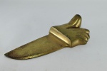 Pietrina Checcaci (1941) : Escultura , abridor de cartas em bronze com pega em forma de pé, assinado. Med. 2 x 5 x 12 cm