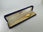 Abridor de cartas em bronze dourado em estojo original. Med. 15 cm