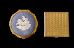 Vintage : Lote de dois estojos para pó compacto , sendo um em metal dourado (made in Switzerland) e outro Stration Wedgewood com placa representando Aurora e sua carruagem , circa 1960. Med. 7,5 x 7,5 cm e 8,5 cm diam (respectivamente)