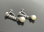 Vintage : Par de brincos em metal e zirconias com pérola . Med. 3 cm