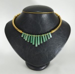 Gargantilha em metal dourado com quartzo verde . Med. 12 cm diam (ajustável)