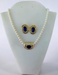 BIJOUX : Colar em pérolas com pingente em metal dourado com cristal azul e strass e par de brincos de pressão . Med. 46 cm (colar) e 3 x 2 cm (brincos)