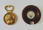Lote composto por , cinzeiro em madeira com placa em metal representando rosto de Napoleão  e abridor de garrafas em bronze . Med. 8 cm diam e 9 x 5,5 cm