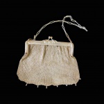 Bolsa em malha de prata . Peso. 186 gr Med. 16 x 16 cm e 23 x 16 cm (com alça)