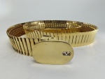 Valentino : Cinto em metal dourado com elos articulados com logotipo da grife. Med. 90 cm