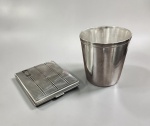 Lote composto por copo em metal da marca Christofle e cigarreira em metal . Med.