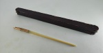 Caneta tinteiro com haste em madrepérola e ponta em metal dourado, falta a pena. Med. 14,5 cm