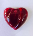 Baccarat : Pingente em cristal rubi , na forma de coração assinado Baccarat .Med. 4 x 3,5 cm