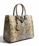 ROBERTO CAVALLI - Bolsa confeccionada em couro nobre de cobra no tom nude com nuances douradas, alça