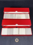 Porta Moedas - 2 caixas vermelhas de papelão grosso para guardar coin holders e 295 coin holders vazios e sem uso. São 32 coin holders de 20,5 mm, 31 coin holders de 34,5 mm, 22 coin holders de 26,5 mm, 36 coin holders de 20 mm, 2 coin holders de 32 mm, 30 coin holders de 40 mm, 6 coin holders de 17,5 mm, 16 coin holders de 25 mm, 27 coin holders de 26,5 mm, 39 coin holders de 20,5 mm, 26 coin holders de 33 mm, 28 coin holders de 37 mm.