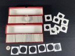 Porta Moedas - 2 caixas vermelhas de papelão grosso para guardar coin holders e 282 coin holders vazios e sem uso. São 27 coin holders de 32,5 mm, 3 coin holders de 37 mm, 25 coin holders de 26,5 mm, 26 coin holders de 40 mm, 25 coin holders de 35 mm, 23 coin holders de 23 mm, 37 coin holders de 23 mm, 61 coin holders de 27,5 mm, 23 coin holders de 34,5 mm, 32 coin holders de 37 mm.