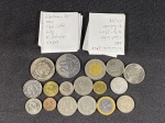Moedas circuladas de países da América Central e 8 envelopes identificados, El Salvador, 10 Centavos 1975, 5 Centavos 1975, 50 Centavos 1970, 25 Centavos 1975, 1 Centavo 1972, 2 Centavos 1974, 3 Centavos 1974, Cuba, 5 Centavos 1968, 25 Centavos 1984, República Dominicana, Medio Peso 1976, 10 Pesos 2005, 5 Pesos 2002, Costa Rica, 20 Colones 1983, Panamá, ¼ de Balboa 2001, ¼ de Balboa 1980, ¼ de Balboa 1993, 5 centésimos de Balboa 1966.