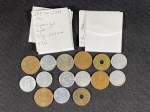 Moedas circuladas do Japão, 6 envelopes identificados, 1 Yen x 8, 5 Yen x 2, 10 Yen x 4, 100 Yen.