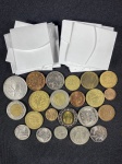 Moedas circuladas de países africanos e 19 envelopes identificados, Uganda – 1 Shilling 1987, Uganda – 2 Shillings 1987, Uganda – 5 Shillings 1987, África do Sul – 1 Cent 1991, África do Sul – 5 Cents 1976, África do Sul – 5 Cents 1991, África do Sul – 10 Cents 1996, África do Sul – 20 Cents 1988, África do Sul – 50 Cents 1993, África do Sul – 1 Rand 1992, África do Sul – 1 Rand 1994, África do Sul – 5 Rand 1994, Djibouti – 5 Francs 1986, Argélia – 1 Dinar 1972, Estados da África Central – 5 Francs 1994, Estados da África Central – 10 Francs 1975, Estados da África Central – 10 Francs 1983, Estados da África Central – 25 Francs, Egito – 1 Pound 2007, Egito – 1 Pound 2008, Egito – 1 millieme 1984, Marrocos – 5 Dirhams 2002.