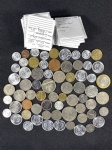 Moedas circuladas de países asiáticos e 26 envelopes identificados, Cingapura – 1 Cent 1995, Cingapura – 10 Cents 1986, Cingapura – 10 Cents 1989, Cingapura – 10 Cents 1991, Cingapura – 10 Cents 1993, Cingapura – 20 Cents 1989, Cingapura – 20 Cents 1991, Cingapura – 1 Dollar 1995, Malásia – 10 Sen 1992, Malásia – 20 Sen 2007, Emirados Árabes Unidos – 1 Dirham  2006 x 2 (ano a confirmar), Emirados Árabes Unidos – 1 Dirham 1995 x 2 (ano a confirmar), Emirados Árabes Unidos – 1 Dirham 2004 (ano a confirmar), Emirados Árabes Unidos – 50 Fils 1995, Tailândia – 1 Baht 1989 (ano a confirmar), Tailândia – 1 Baht 1991 (ano a confirmar), Tailândia – 1 Baht 1992 (ano a confirmar), Tailândia – 1 Baht 1993 (ano a confirmar), Jordânia – 1 Qirsh 1994 (ano a confirmar), Jordânia – ½ Qirsh 1996 (ano a confirmar), Jordânia – 2 ½ Piastres 1996 (ano a confirmar), Rùssia – 5 Rublos 1997, Hong Kong – 10 Cents 1964, Hong Kong – 1 Dollar 1973, Irã – 250 Rial 1995 (ano a confirmar), Arábia Saudita – 50 Halala 1972, Iraque – 10 Fils 1980, Iraque – 25 Fils 1975, Iraque – 50 Fils 1972, Iraque – 250 Fils 1980, Indonésia – 50 Rupiah 1993, Israel – 1 New Sheqel 1993 (ano a confirmar), Israel – 1 Agora 1987 (ano a confirmar), Israel – 10 Agorot 1996 (ano a confirmar), China – 1 Jiao 1984, China – 1 Jiao 2005, China – 1 Jiao 2007 x 3, China – 1 Jiao 2009, China – 1 Jiao 2010 x 3, China – 1 Jiao 2011 x 5, China – 2 Fen 1989, China – 5 Fen 1986 x 11, China – 5 Fen 1988, China – 1 Yuan 2006, China – 1 Yuan 2009, China – 1 Jiao 2011 x 2, China  5 Jiao 2013.