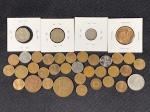 Moedas circuladas da Grã-Bretanha (e colônias), ½ New Penny 1971 x 12, ½ New Penny 1973, ½ New Penny 1974 x 2, ½ New Penny 1976, ½ New Penny 1979, ½ Penny 1982 x 9, 1 New Penny 1978, 2 New Pence 1971, 5 Pence 1990, 5 Pence 1995, 5 Pence 2012, 10 Pence 2001, 20 Pence 1982, 1 Anna 1914 – Índia, 3 Pence 1937, 1 Penny 1946, ½ Penny 1965.
