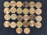 Moedas circuladas dos Estados Unidos da América, são 26 unidades, 1 Cent 1964, 1 Cent 1968 D, 1 Cent 1973, 1 Cent 1974 D, 1 Cent 1977, 1 Cent 1980, 1 Cent 1982, 1 Cent 1985 x 2, 1 Cent 1990, 1 Cent 1991, 1 Cent 1993, 1 Cent 1994, 1 Cent 1999, 1 Cent 2000, 1 Cent 2001 D, 1 Cent 2008 D, 1 Cent 2011 x 2, 1 Cent 2012, 1 Cent 2013, 1 Cent 2014 D, 1 Cent 2015 D x 2, 1 Cent 2016 D, 1 Cent 2017 P.