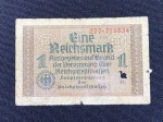 Cédula de 1 (Eine) Reichsmark – Segunda Guerra Mundial – Alemanha – Bastante desgastada, apresenta furo e faltas.