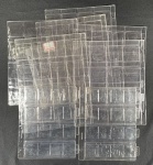 Folhas de acrílico usadas, 7 unidades, para 16 coin holders cada, 2 folhas pequenas de acrílico usadas para 16 moedas cada e 1 folha pequena de acrílico usada para 30 moedas.