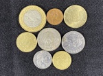 Moedas circuladas de países diversos, México  $ 10 – 2001, México – 50 centavos – 1964, França – 10 centavos Euro – 2002, San Marino – 200 Lire – 1981, San Marino  20 Lire – 1975, Austrália – 1 cent – 1970, Austrália – 5 cent – 1989, Polinésia Francesa – 10 Francs – 1991.