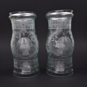 Par de donzelas para lustre em cristal incolor gravado, de formato ligeiramente abaulado, ricamente