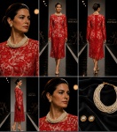 Vestido confeccionado em renda guipure vermelha com exuberante padrão floral vazado. Apresenta model