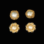 CHANEL. Lote composto por dois pares de brincos de pressão. Par superior em metal dourado com moldur