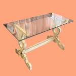 Diferente mesa estilo colonial em madeira com uma trava , policromia branca, vidro grosso , mede 1,50x80 cm largura