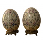 Par de antigas peças francesas , em fina porcelana com desenhos de flores, base em bronze , mede 20x13 cm diam .