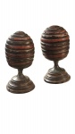 Par de antigas pinhas em madeira nobre torneado, com restos de policromia de época , mede 18x9  cm diam.