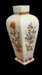 VISTA ALEGRE - Lindo vaso em porcelana Portuguesa branca , com pintura de flores e arabesco, mede 23x10x10 cm largura