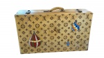 Antiga de couro com alça em couro , original , com desenhos da famosa marca LV e balões, ótimo estado, mede 70x42x20 cm