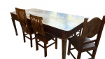 Antiga mesa de jantar em madeira nobre com tábuas largas,  detalhe de saia , pés torneados, ótimo estado, mede 2,15X92X80 cm altura