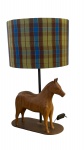 Lindo abajur montado com escultura de cavalo e madeira jacarandá mineiro, cúpula xadres , instalação nova , mede 30x26 escultura e 48 altura total , perfeito estado