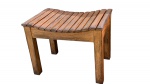 Diferente banco em madeira resistente em ripas de grossa espessura e resistente , mede 60x42x45 cm altura