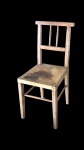 Antiga cadeira de fazenda em madeira resistente, acento em couro, mede 38x38x85 cm altura