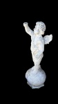 Antiga escultura de massa , representando anjo, mede 1,50 metros