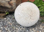 ESCULTURA EM PEDRA APICUADA EM FORMA DE BOLA , MEDE 38 CM